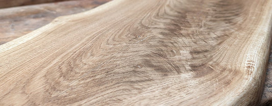 Le travail de finition apporté à nos luminaires en bois massif