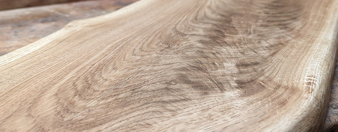 Le travail de finition apporté à nos luminaires en bois massif
