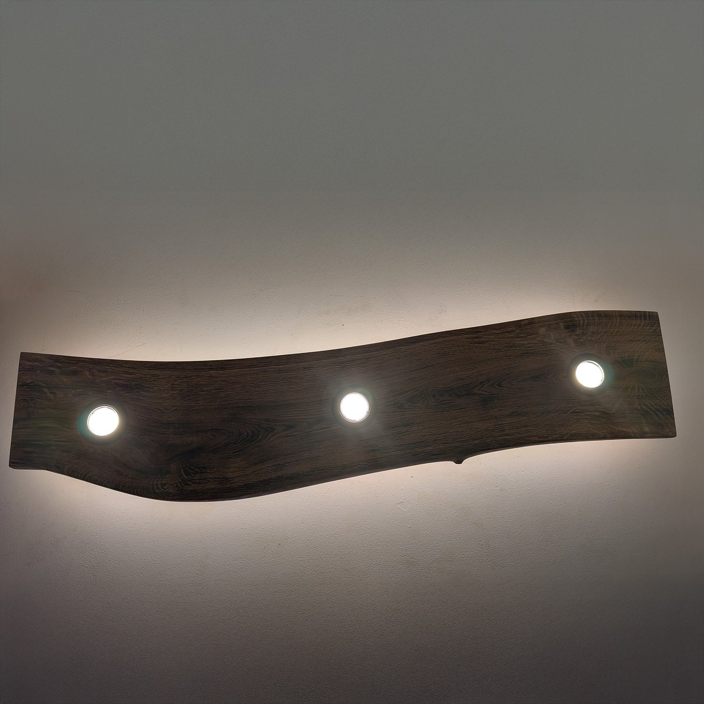 Plafonnier bois naturel spots et lumière indirecte