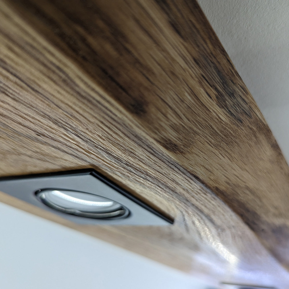 Plafonnier bois naturel spots et lumière indirecte
